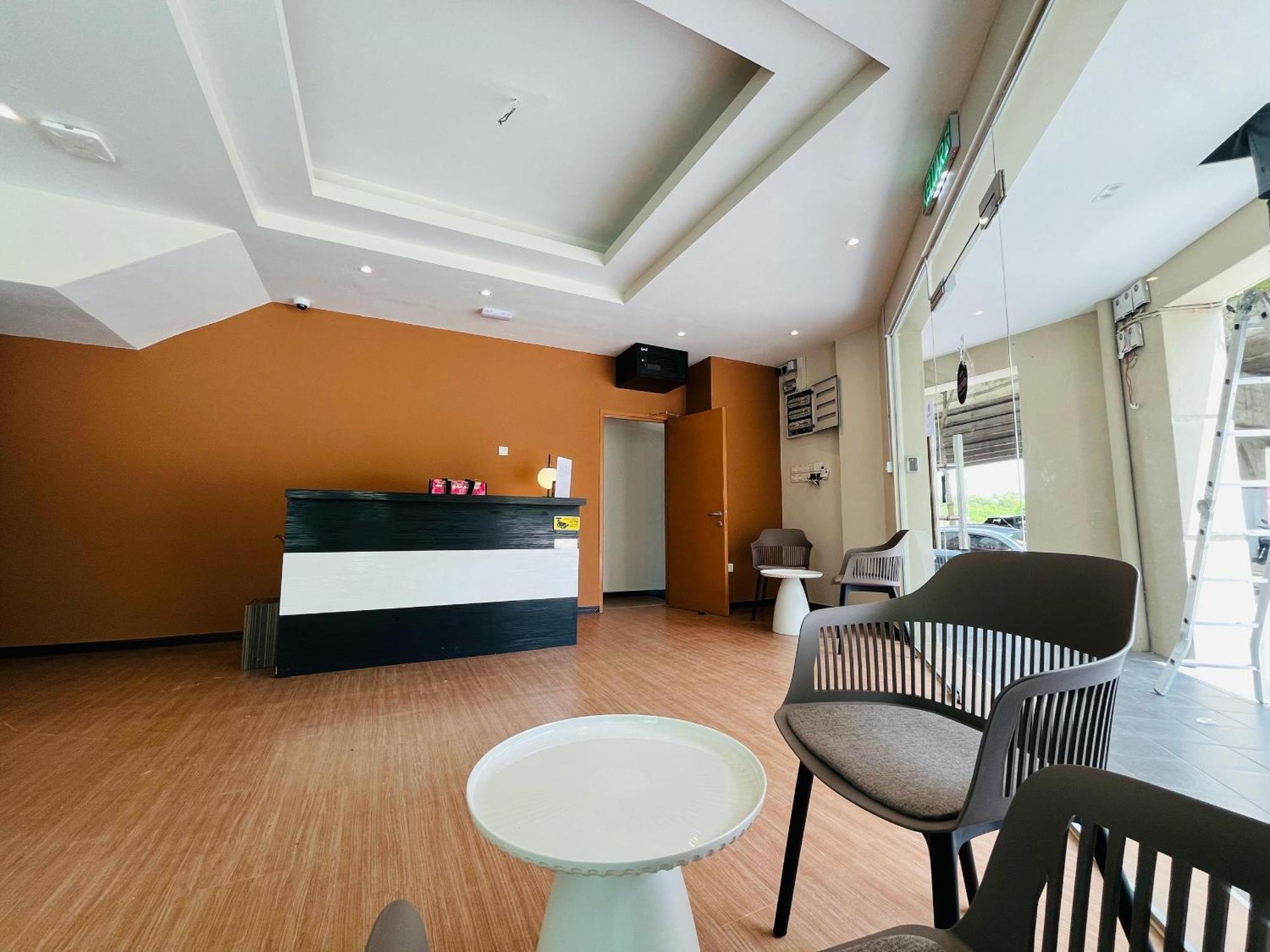 Swing And Pillows - Mahkota Parade Hotel
